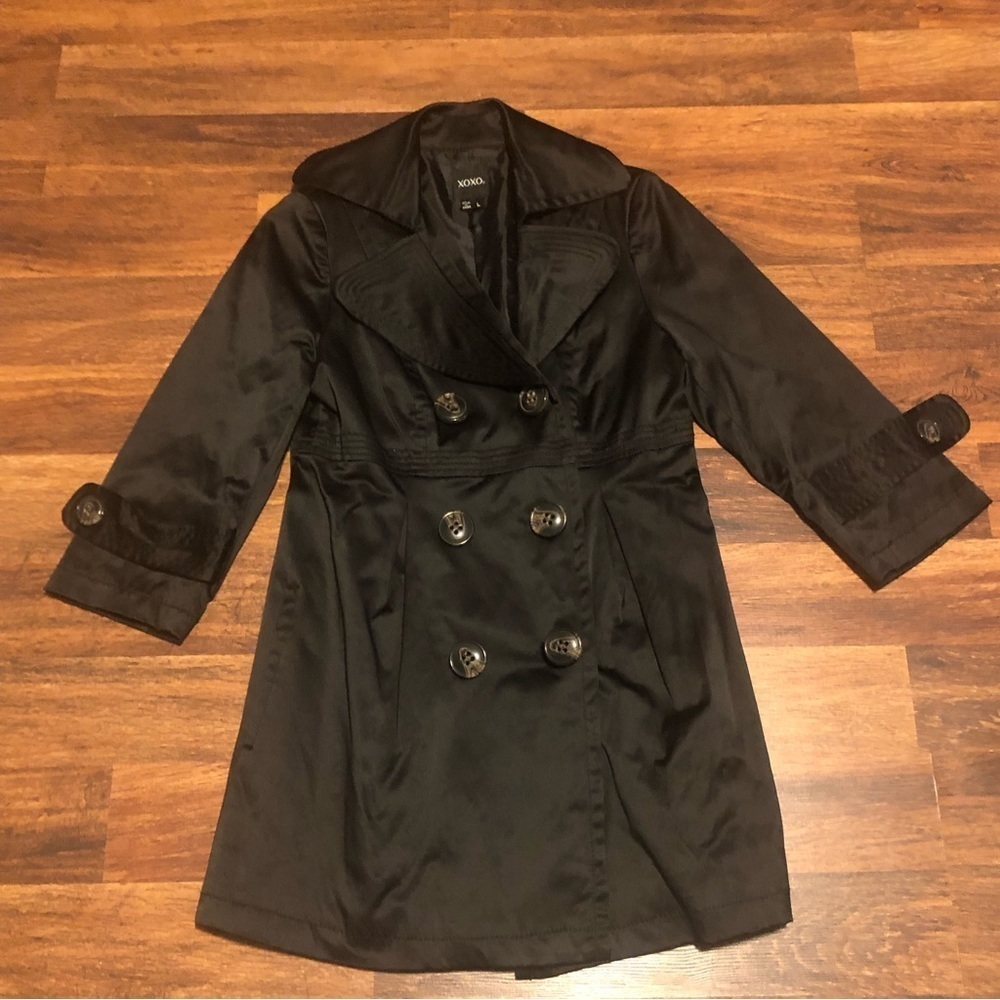 Women’s XOXO black button down trench coat!